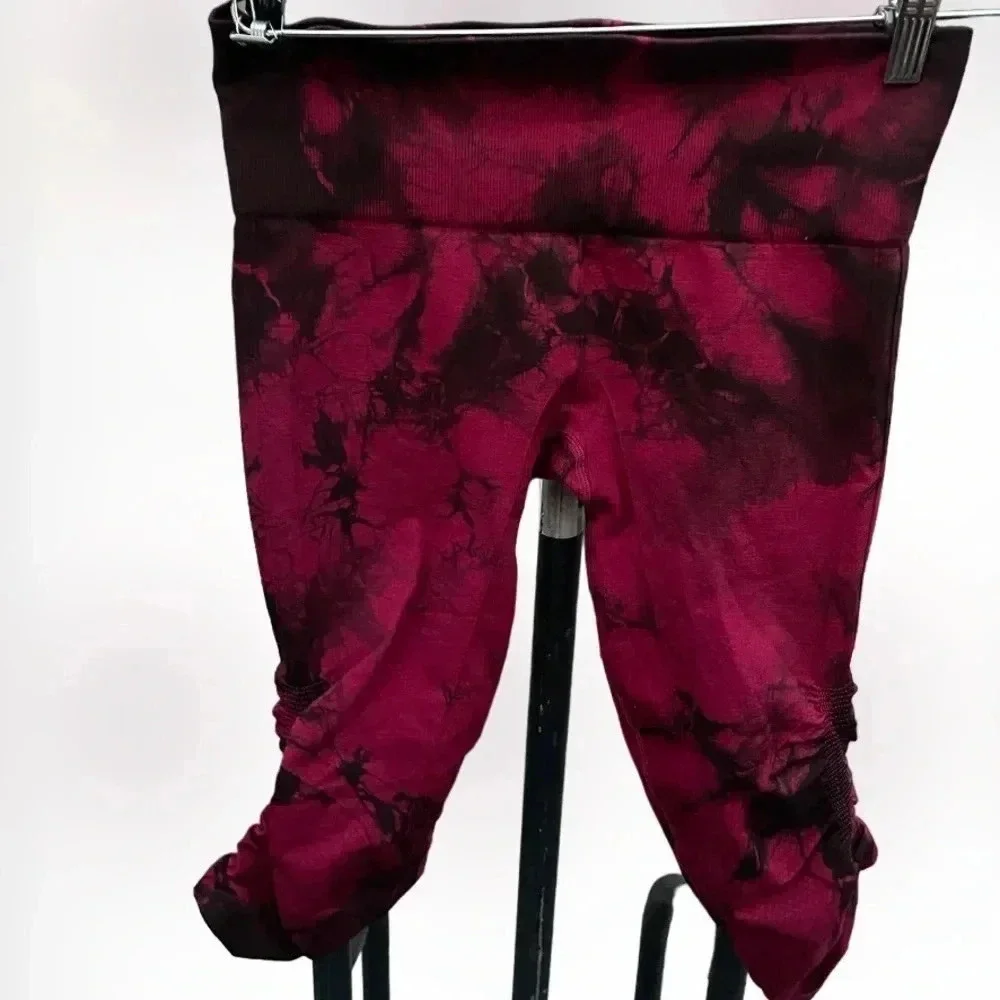 Lululemon athletica leggings in the flow crop II Capri wine berry tie dye size 6